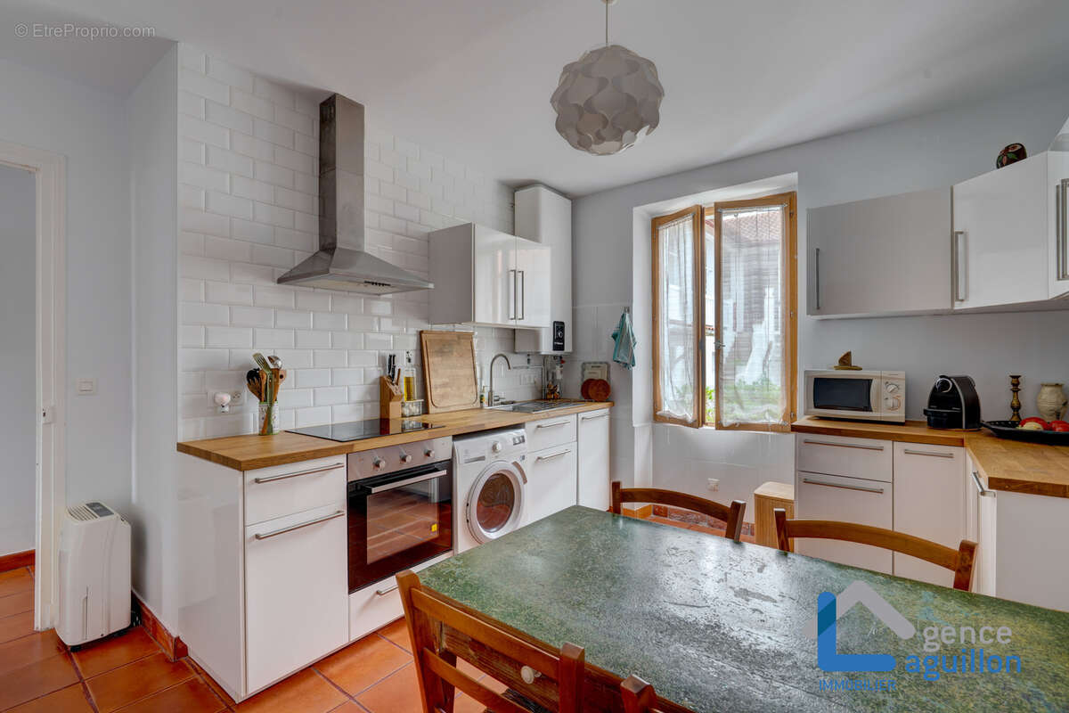 À deux pas de la plage   Grand T2 de 55 m2 avec extérieur et stationnement. - photo 9