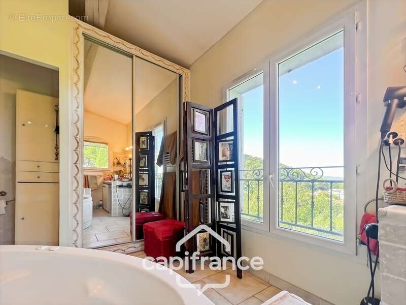 Maison à vendre 6 pièces HYERES (83) - Charme de l'ancien - 4 chambres - 200m2 habitables - Piscine - possibilité 2 appartements - photo 73