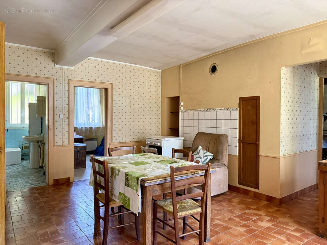 Crésantignes - Corps de ferme avec maison d'habitation 125m2 et dépendances - photo 2