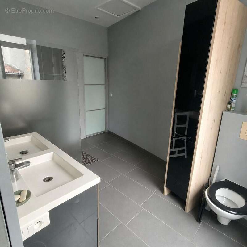 Appartement 79 m² à Le Chambon-Feugerolles  - photo 7