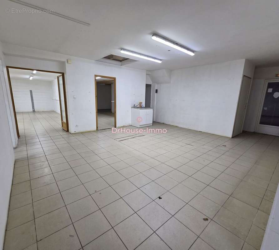 Commerce 336 m² à Montbizot  - photo 2