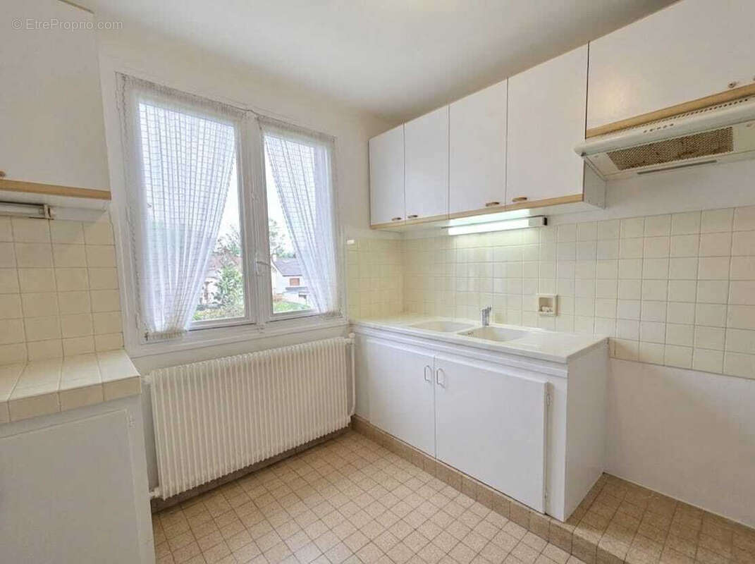 Maison familiale avec sous-sol total et combles aménageables   Terrain arboré de 760 m2   Vieux Pontault Comba - photo 8