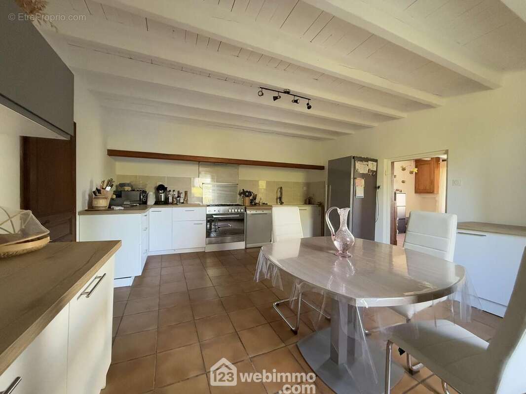 une cuisine de 22 m² environ avec piano de cuisson, - Maison à POUZAUGES