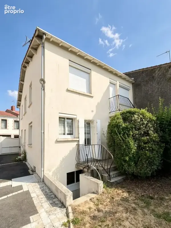 Maison familiale de bourg + annexes - photo 2