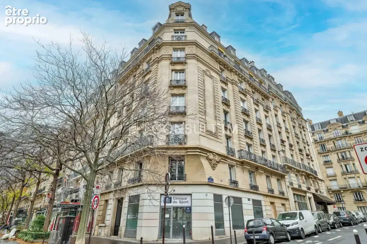 Métro Saint-Marcel, boutique d'angle à vendre dans un bel immeuble - photo 1