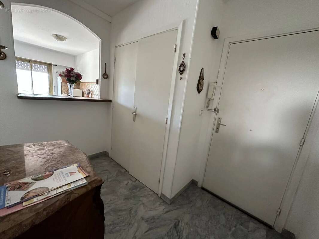 Appartement à SAINT-LAURENT-DU-VAR