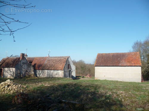 Parking à LA CHAPELLE-MONTMARTIN