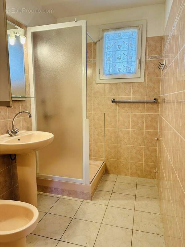 Maison 75 m² à Laragne-Monteglin  - photo 8