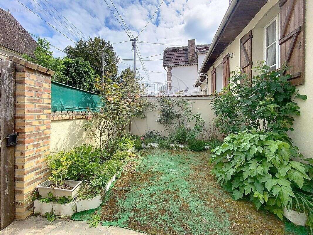 Maison à VILLENEUVE-SUR-YONNE