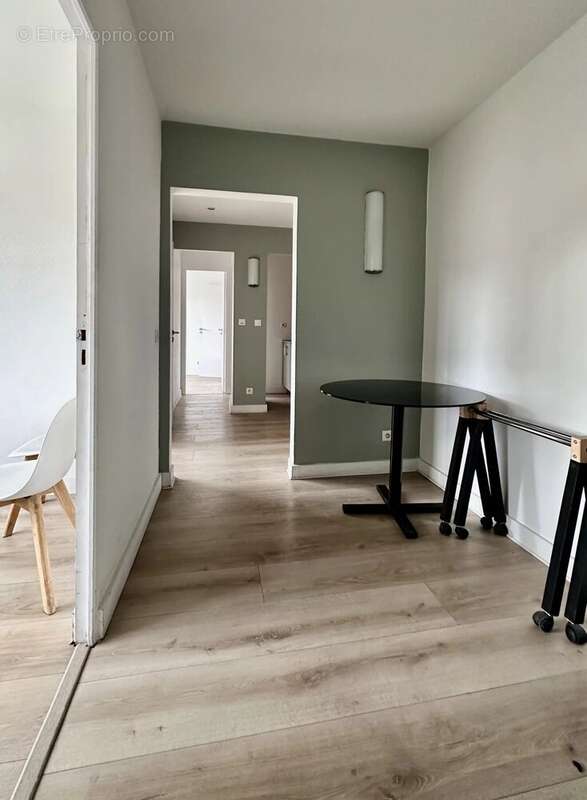 Commerce à PARIS-8E