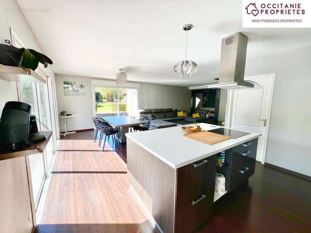 Maison à MONTBRUN-BOCAGE