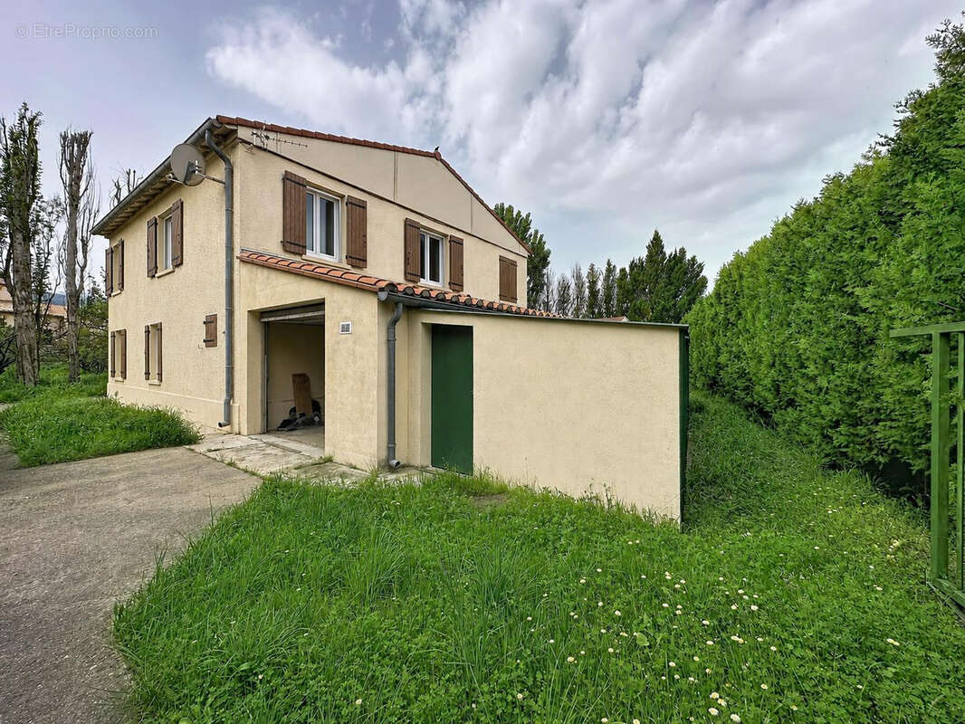 Maison à fort potentiel avec double garage à Rodès - photo 2