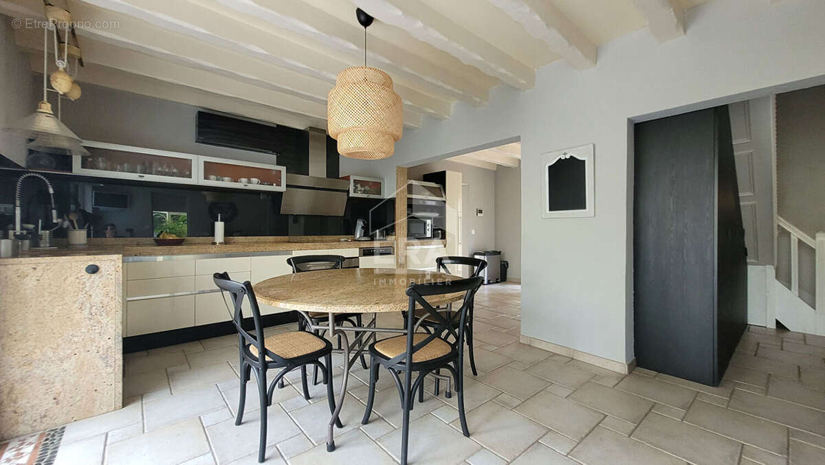 Demeure de caractère de 286m² habitable avec piscine au sel et prestations de qualité - photo 4