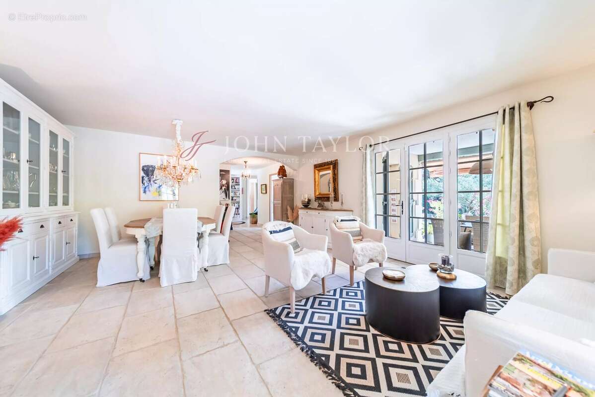 À vendre – Villa de plain-pied avec dépendances et piscine – Mouriès, à proximité de Maussane-les-Alpilles - photo 9