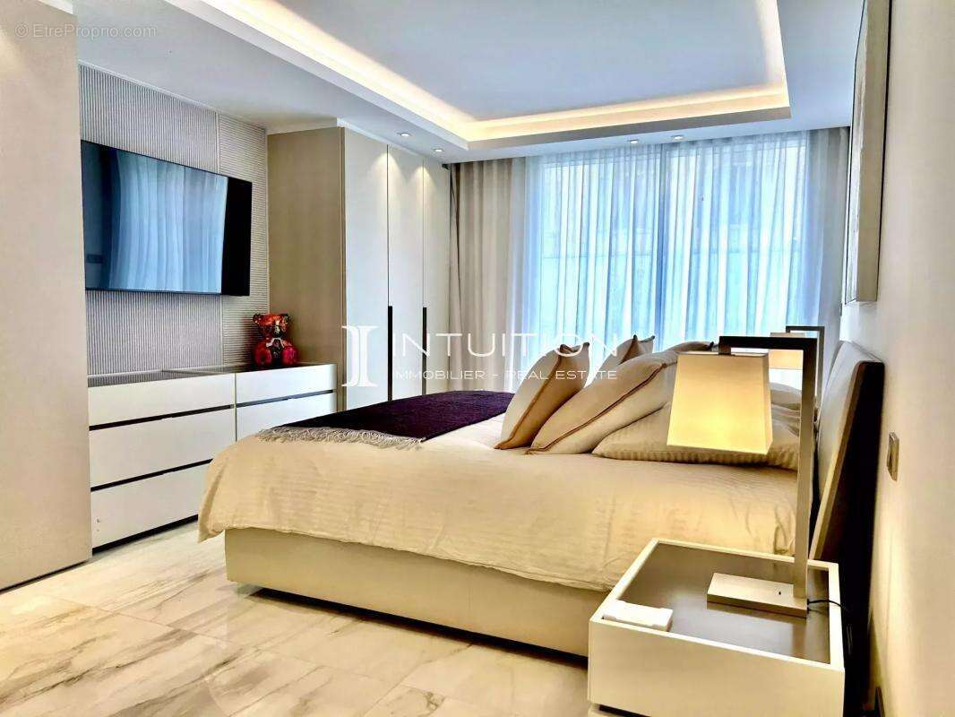 Cannes - Croisette : Magnifique appartement 3 pièces avec vue mer dans une résidence de renom - photo 12