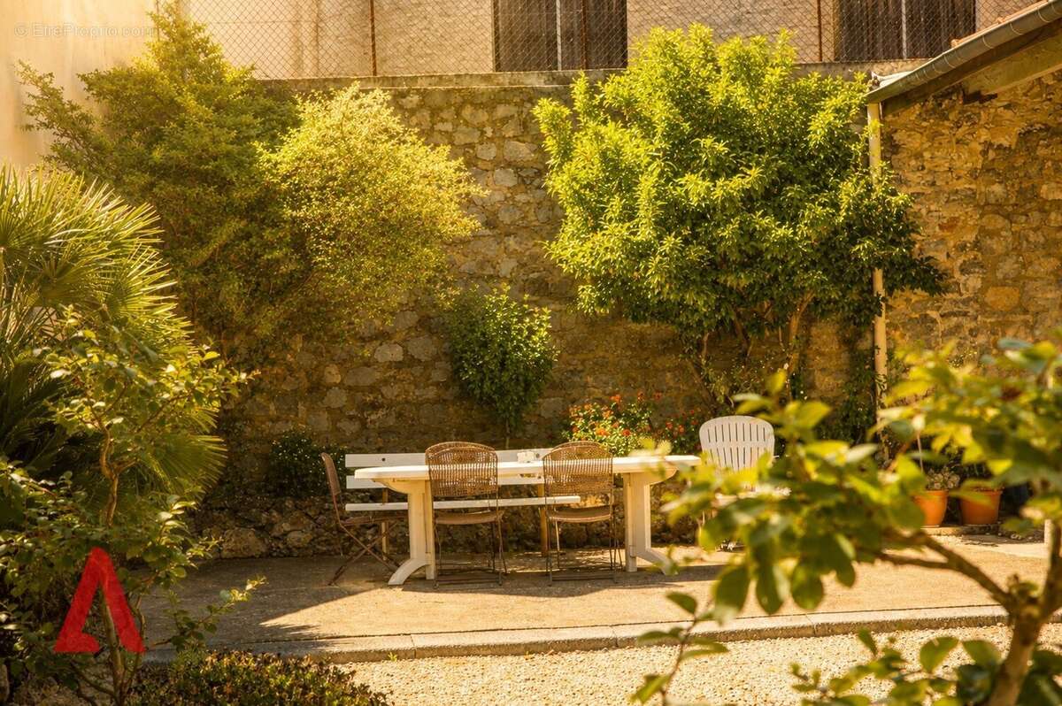Maison vigneronne avec grand potentiel et piscine - photo 9