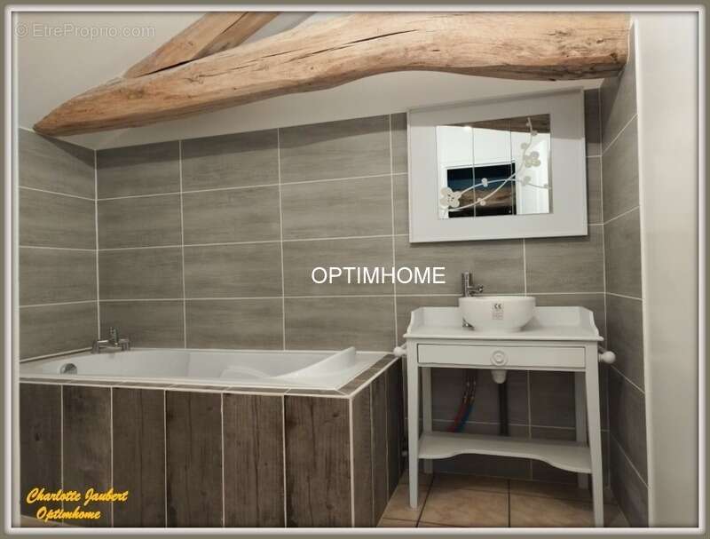 Maison à MONTMOREAU-SAINT-CYBARD