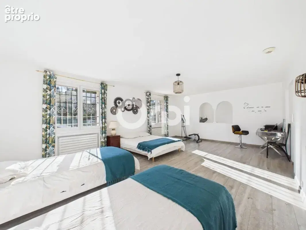Villa 251 m² - 5 chambres - rénovée - au calme - photo 13