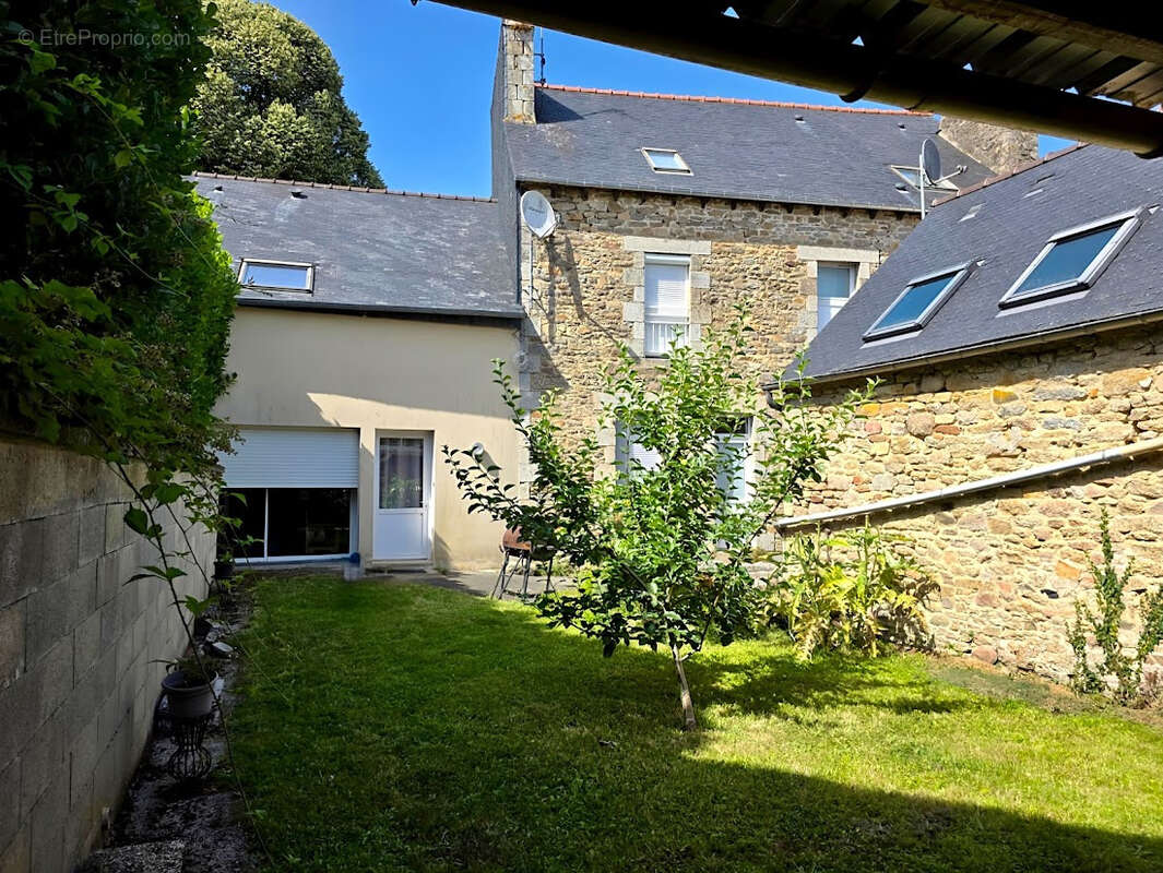 Maison à SAINT-NICOLAS-DU-PELEM