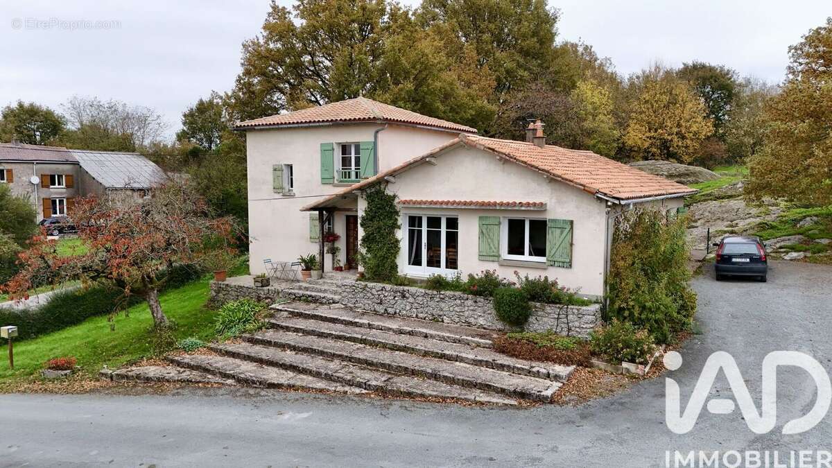 Maison 151 m² à Largeasse  - photo 2