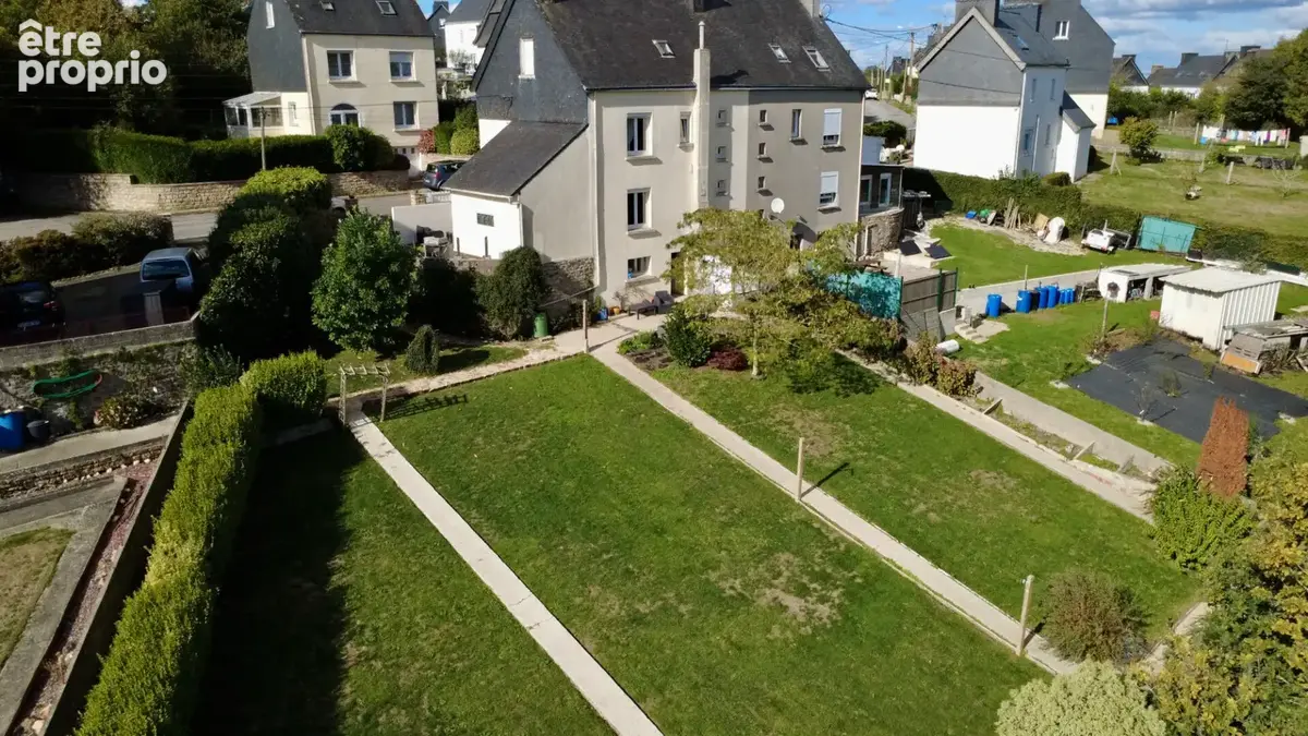 FINISTÈRE: Scaër. Maison familiale de 3 chambres avec grenier aménageable et terrain clos de 989 m², au calme en impasse et à pi - photo 3