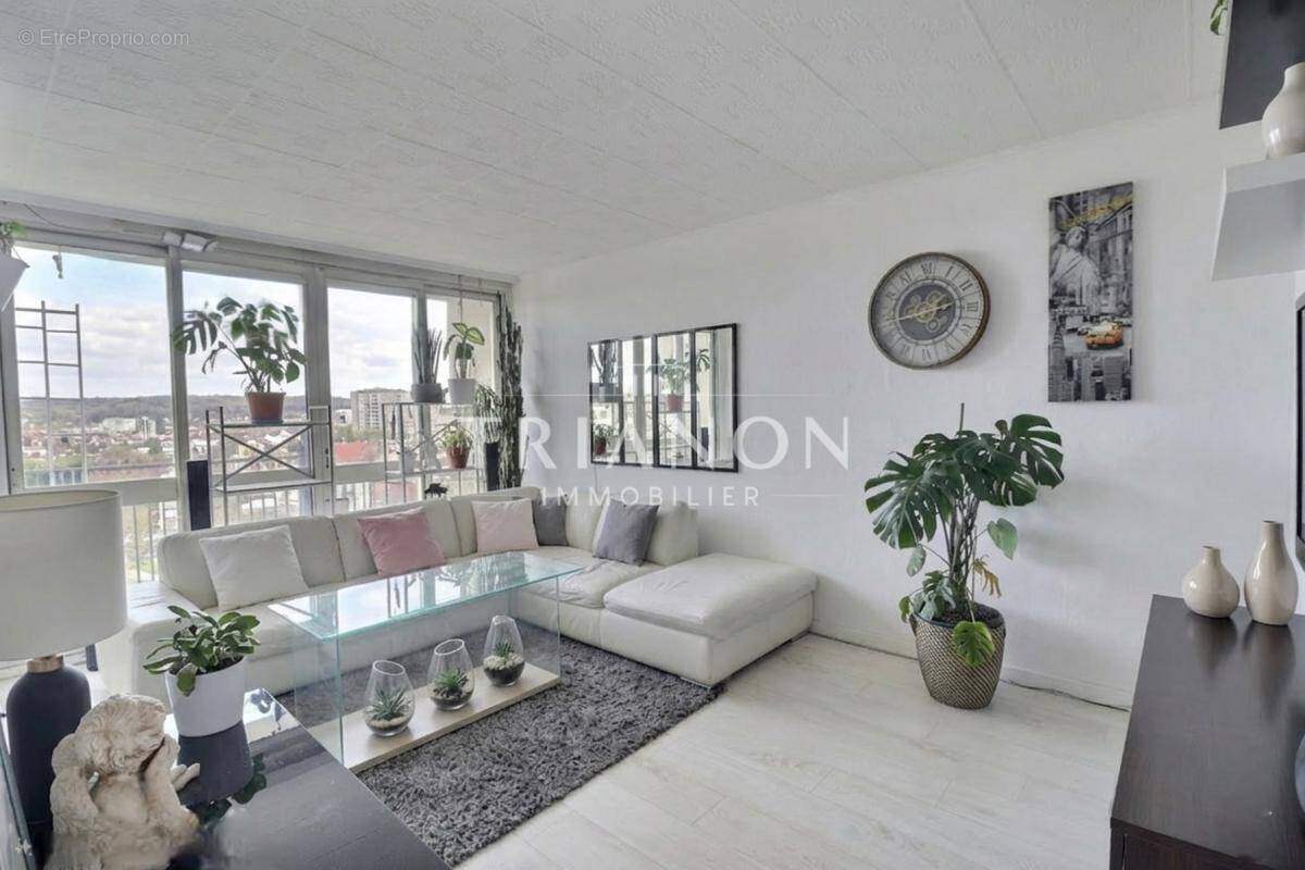 Appartement à LES CLAYES-SOUS-BOIS