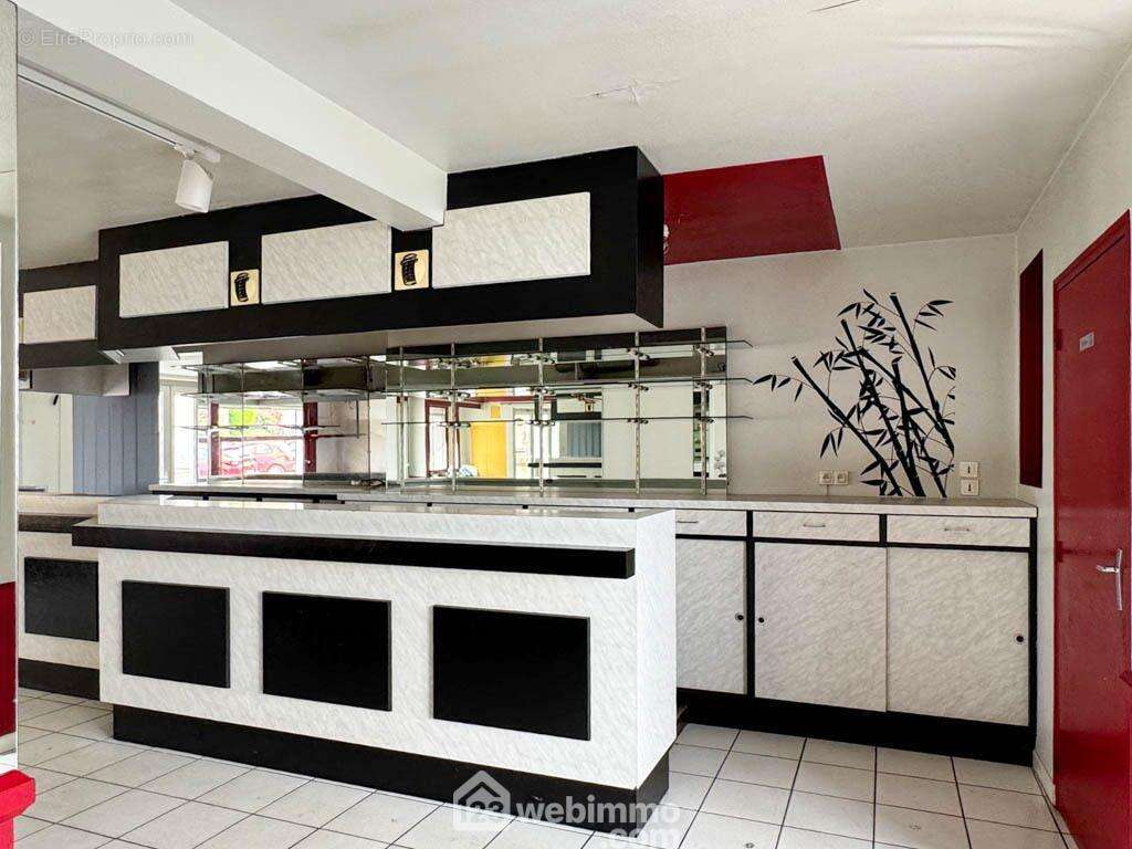 La pièce de vie de 64m² avec lumière traversante offre de multitudes de possibilités d&#039;aménagement. - Maison à LA ROMAGNE