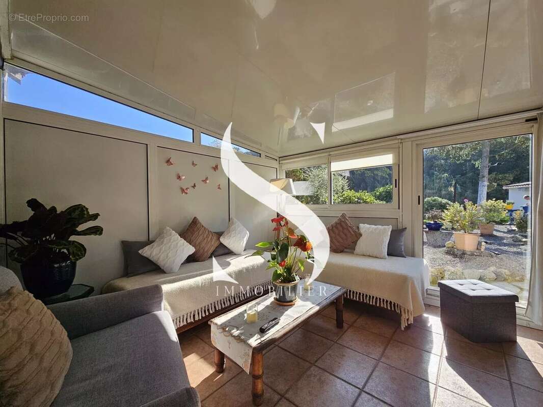 EXCLUSIVITÉ – Maison 3 pièces avec jardin, véranda et grand garage . - photo 13
