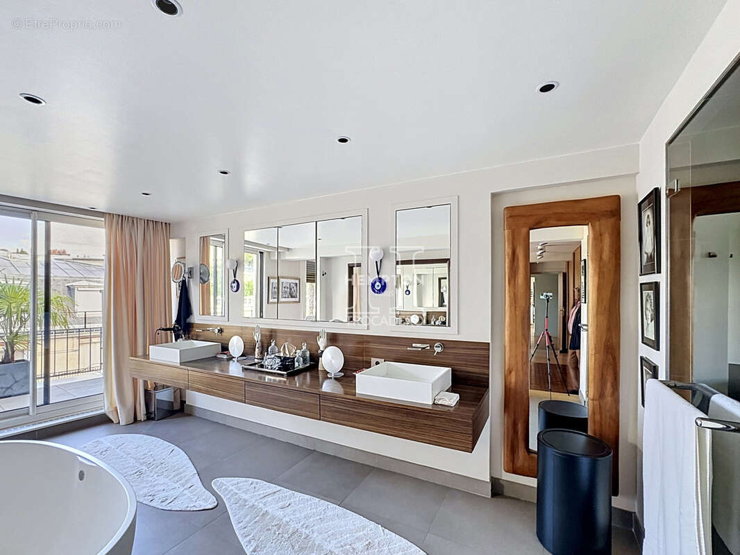 Appartement à PARIS-16E