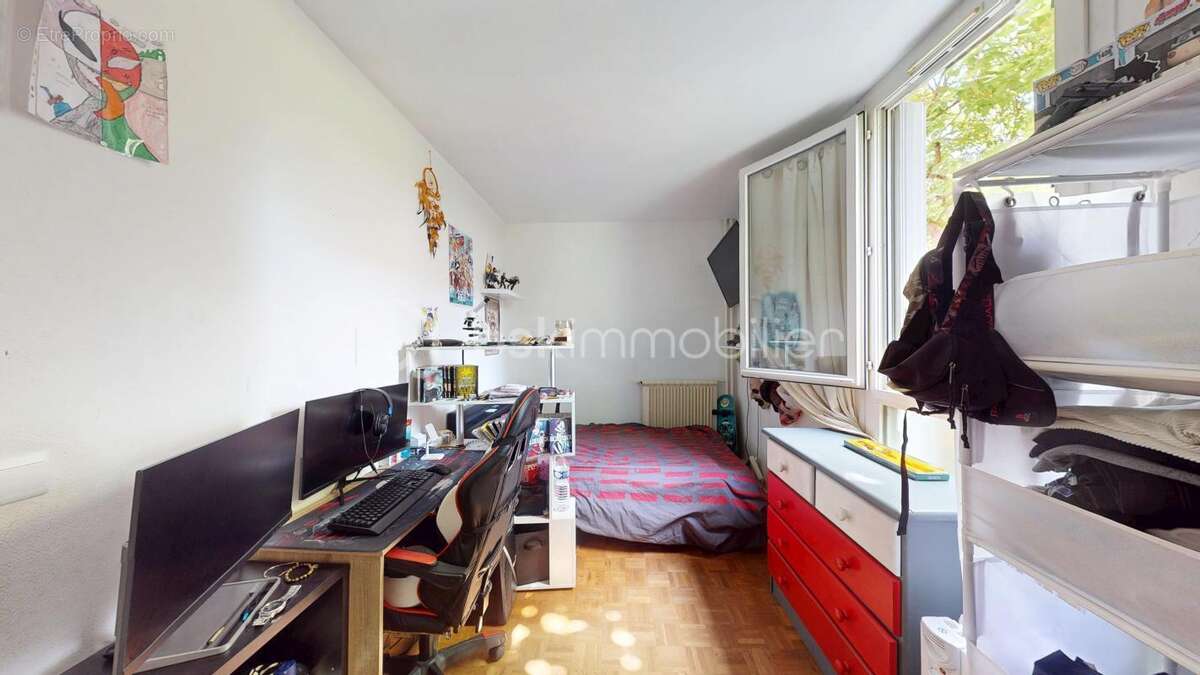 F4 en très bon état ! 3 chambres, loggia et espace extérieur !! - photo 19