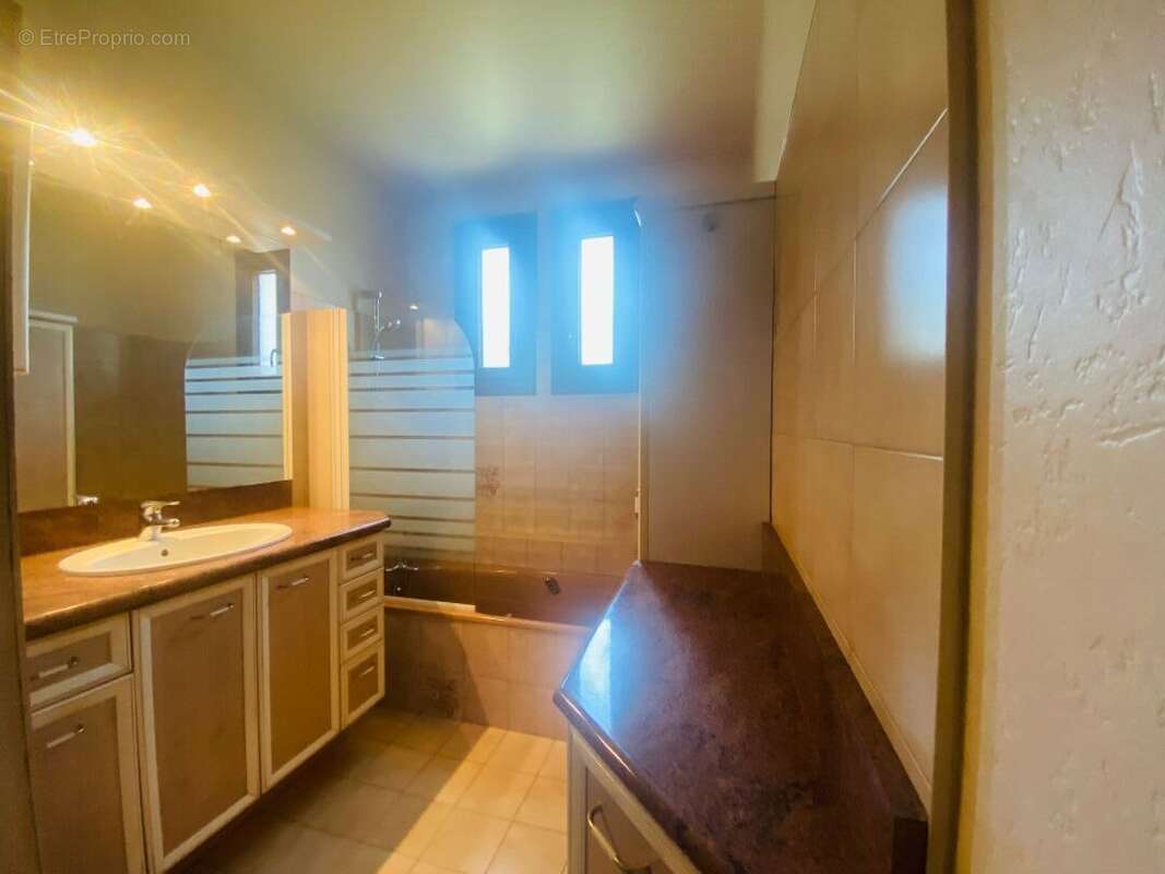 A vendre à la Chapelaude - Maison 4 chambres sur sous/sol semi-enterrée avec garage pour 2 vl - photo 7