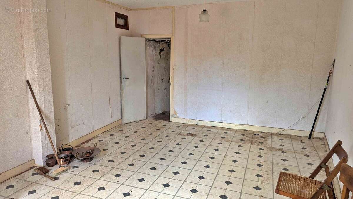 maison à rénover, pièce au rez-de-chaussée - Maison à CLAMECY