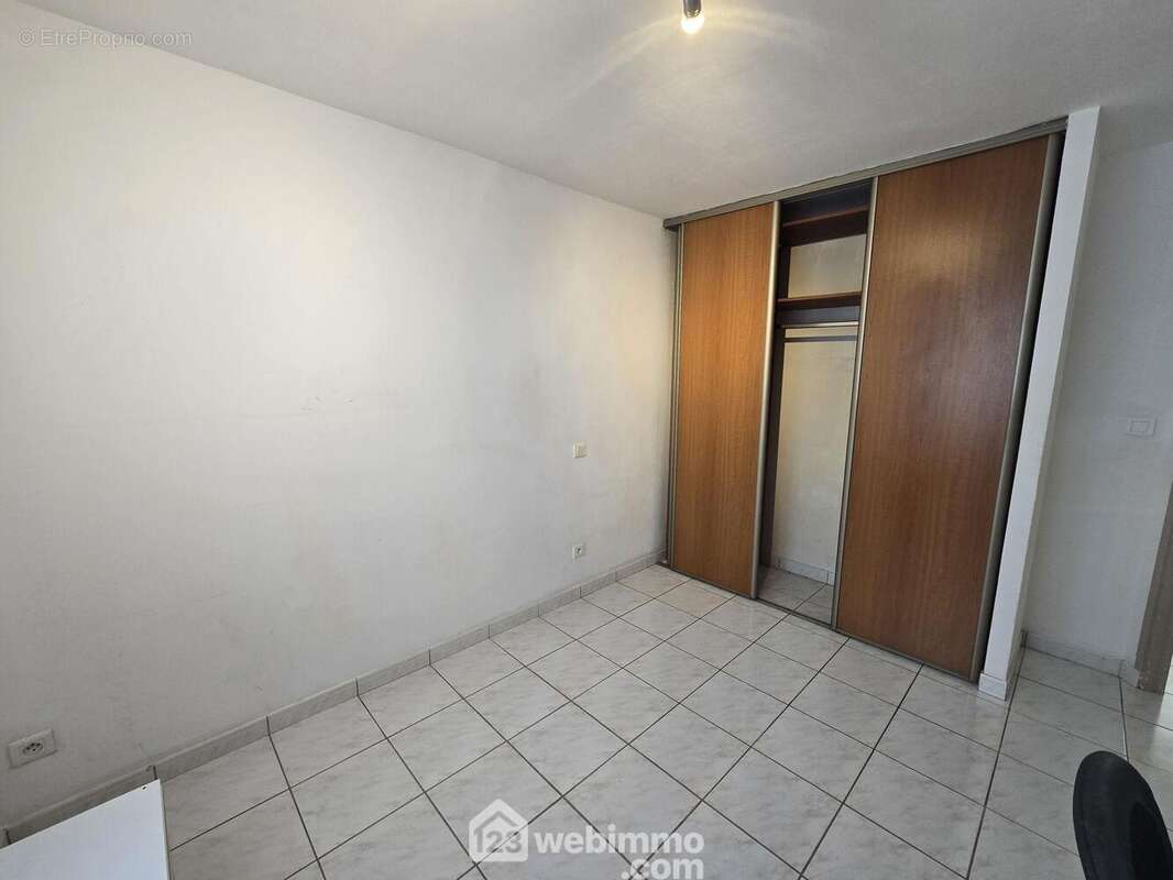 Grande chambre avec penderie - Appartement à TALMONT-SAINT-HILAIRE