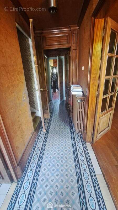 Une grande entrée avec ses carreaux de ciment. - Maison à MILLY-LA-FORET