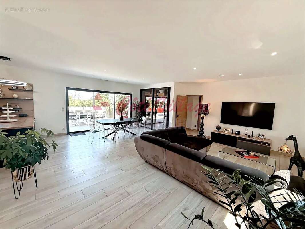 Superbe maison de plain-pied avec vue dégagée , piscine et garage - photo 9