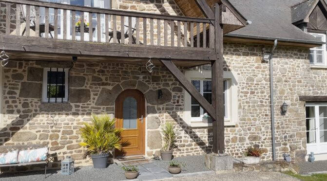 Façade maison principale / Front of the main house - Maison à BRECE