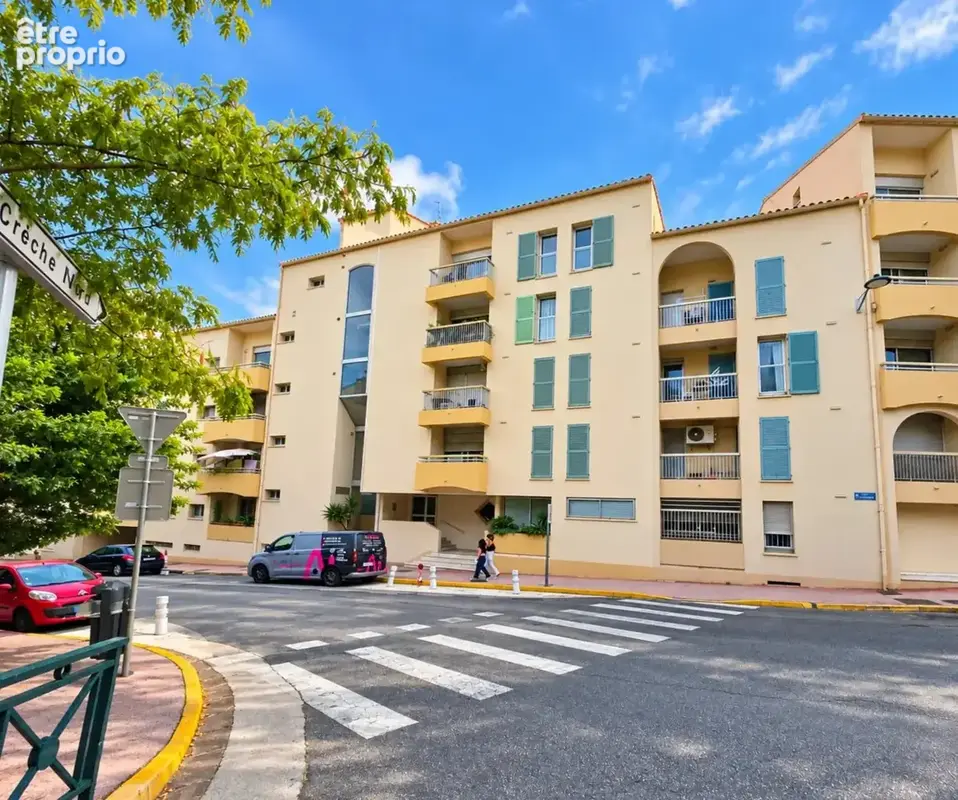 Hyères centre-ville – Grand T2 de 53,62 m² avec terrasse, garage et cave - photo 15