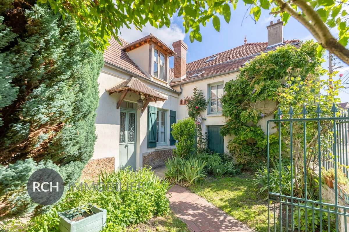Maison à LA QUEUE-LES-YVELINES