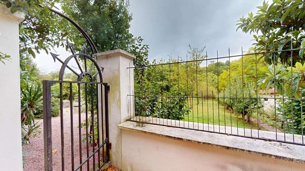 MAISON BOURGEOISE  229 M2 + dépendance 155 m2 PRIX  467900 - photo 3