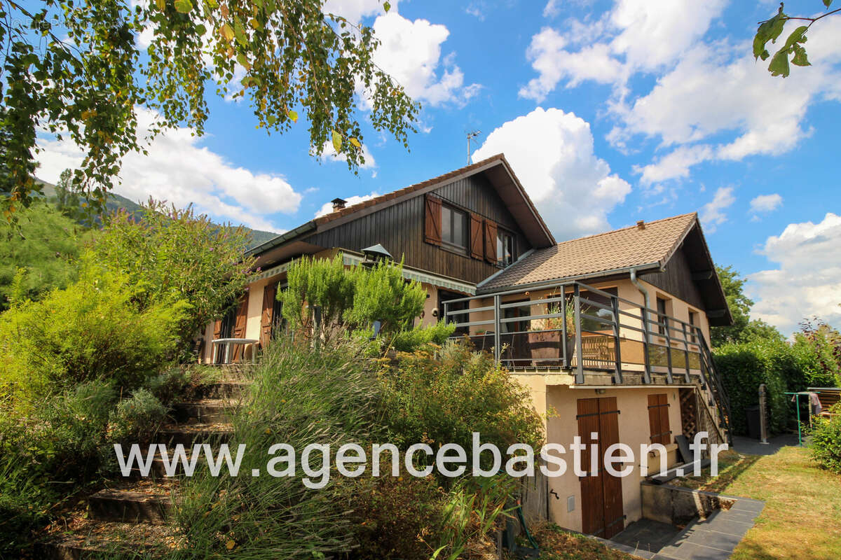 THOIRY   Villa 183 m2 - Vue Mont-Blanc - Studio indépendant - DPE C - Terrain 800 m2 - photo 9