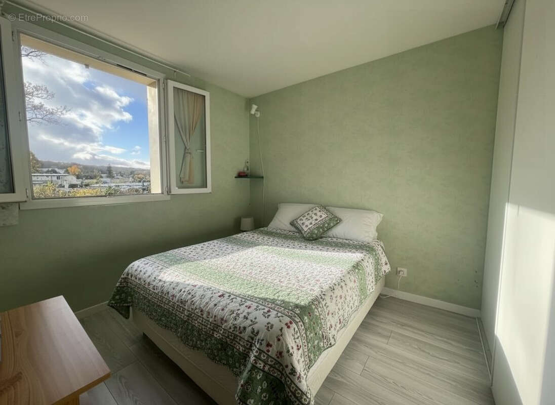 chambre avec placard - Maison à MENUCOURT