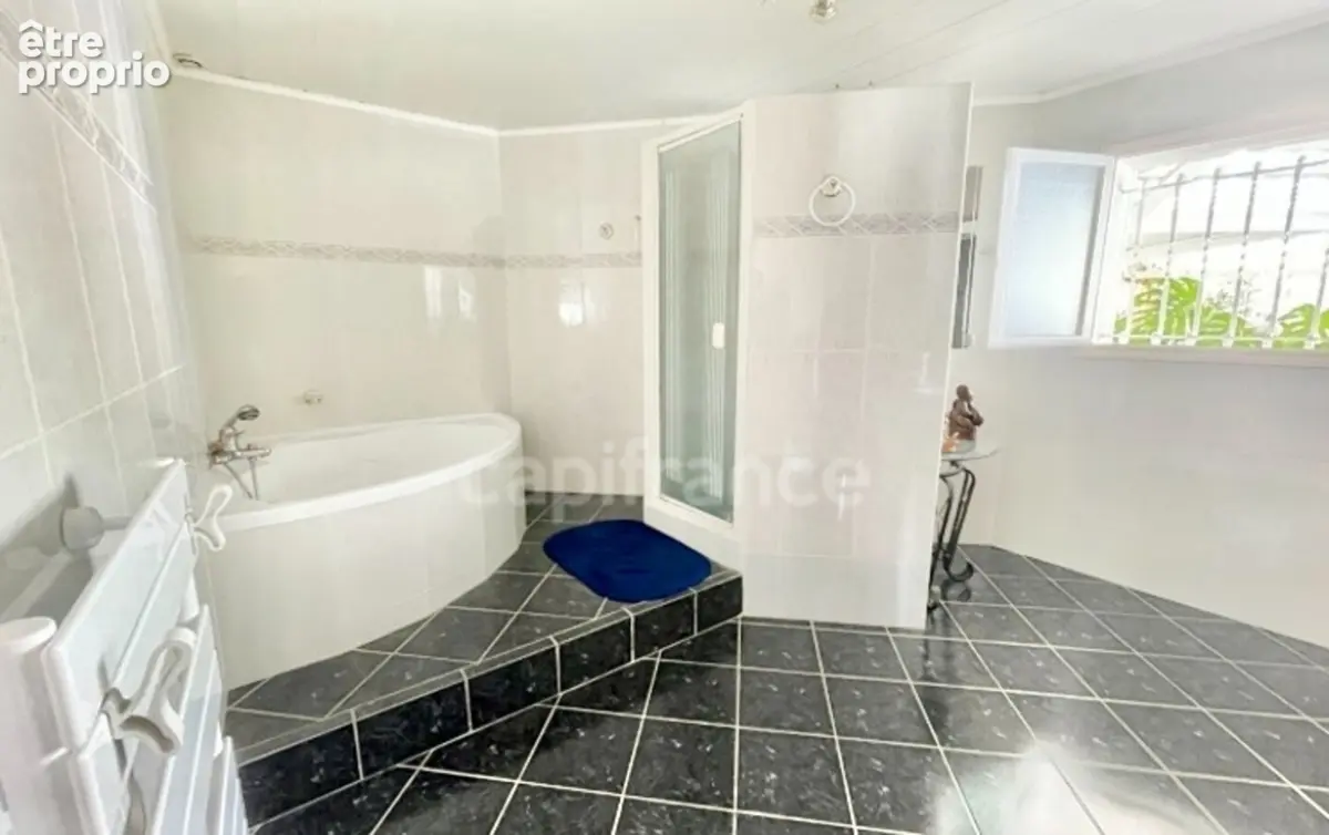 AUDENGE (33)-maison 210m² dont 71m² de dépendance -Plain pied-calme-proche collège-panneaux solaires- - photo 13