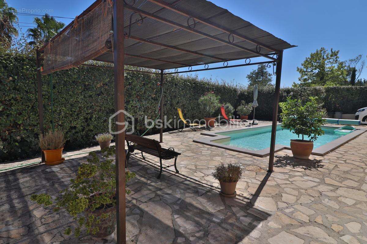 Maison plain-pied de 106m² sur 780m² de terrain avec 3 chambres, garage et piscine - photo 4