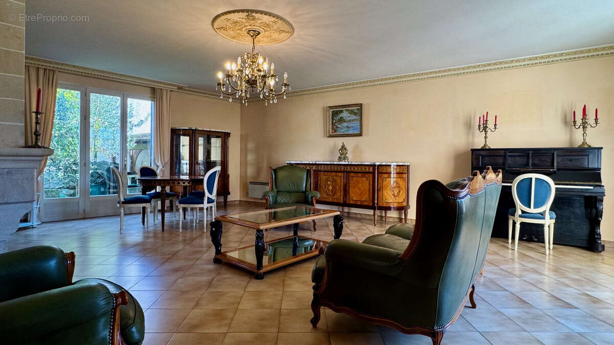 Maison à CHANTELOUP-LES-VIGNES