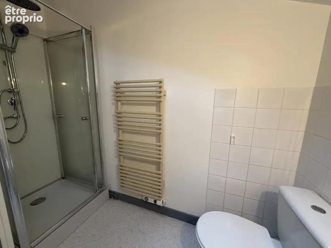 Maison de ville ancienne rénovée avec cachet et dépendance - photo 9