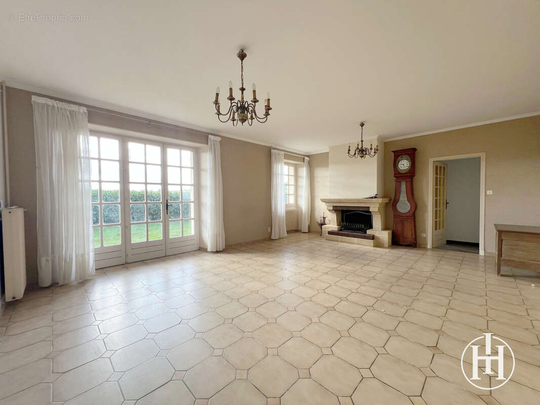 Maison à SAINT-CHRISTOPHE-LE-CHAUDRY