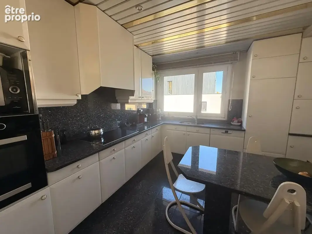 À vendre   Duplex rare de 169 m2 avec deux espaces de vie, balcons et trois stationnements   Saint-Louis - photo 7