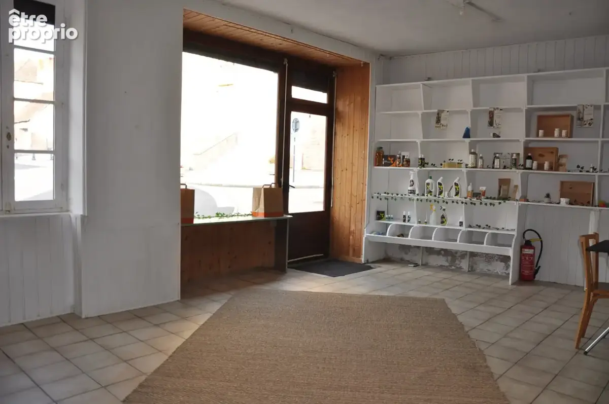 Immeuble de caractère en centre-ville, avec local commercial, duplex et appartement loué - photo 2