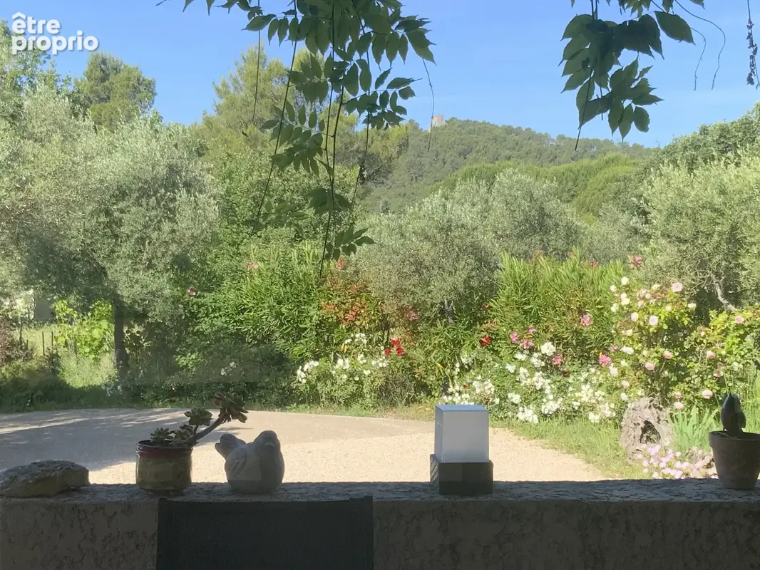 Villa de plain pied au calme , terrain avec piscine et vue dégagée. - photo 7