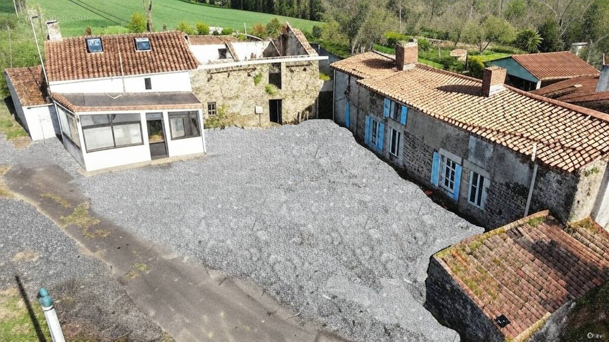Maison à SAINT-HILAIRE-LE-VOUHIS